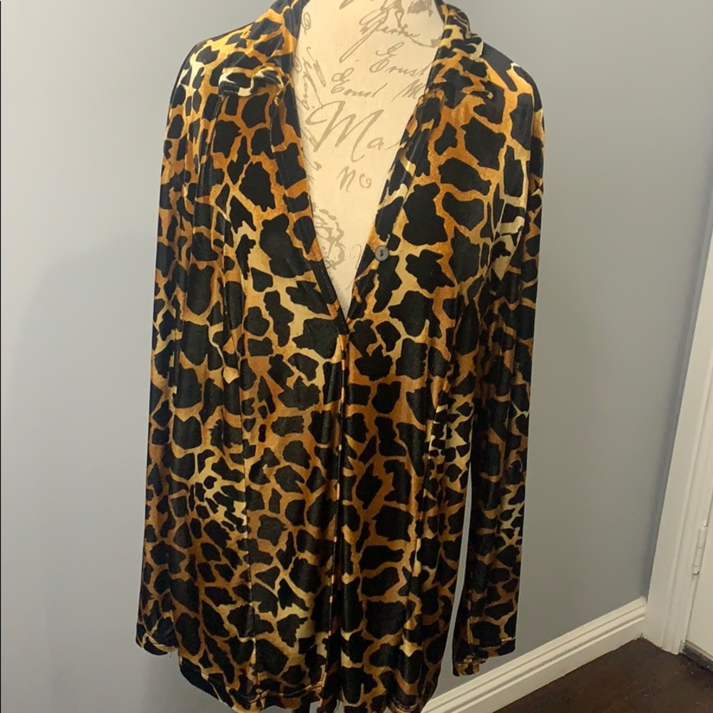 Reselling vintage velvet printed shirt